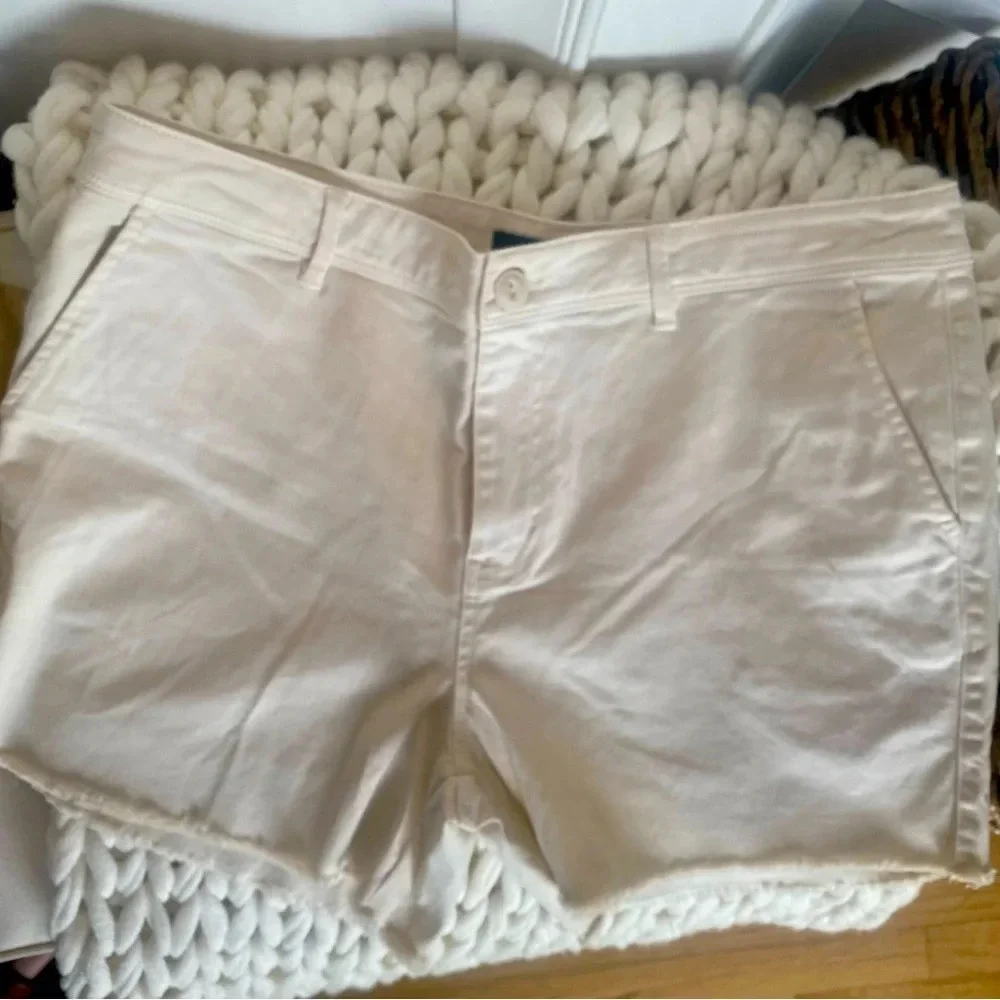 NWT Sanctuary brand. Meadow‎ raw hem shorts in color Natural White, women’s 32